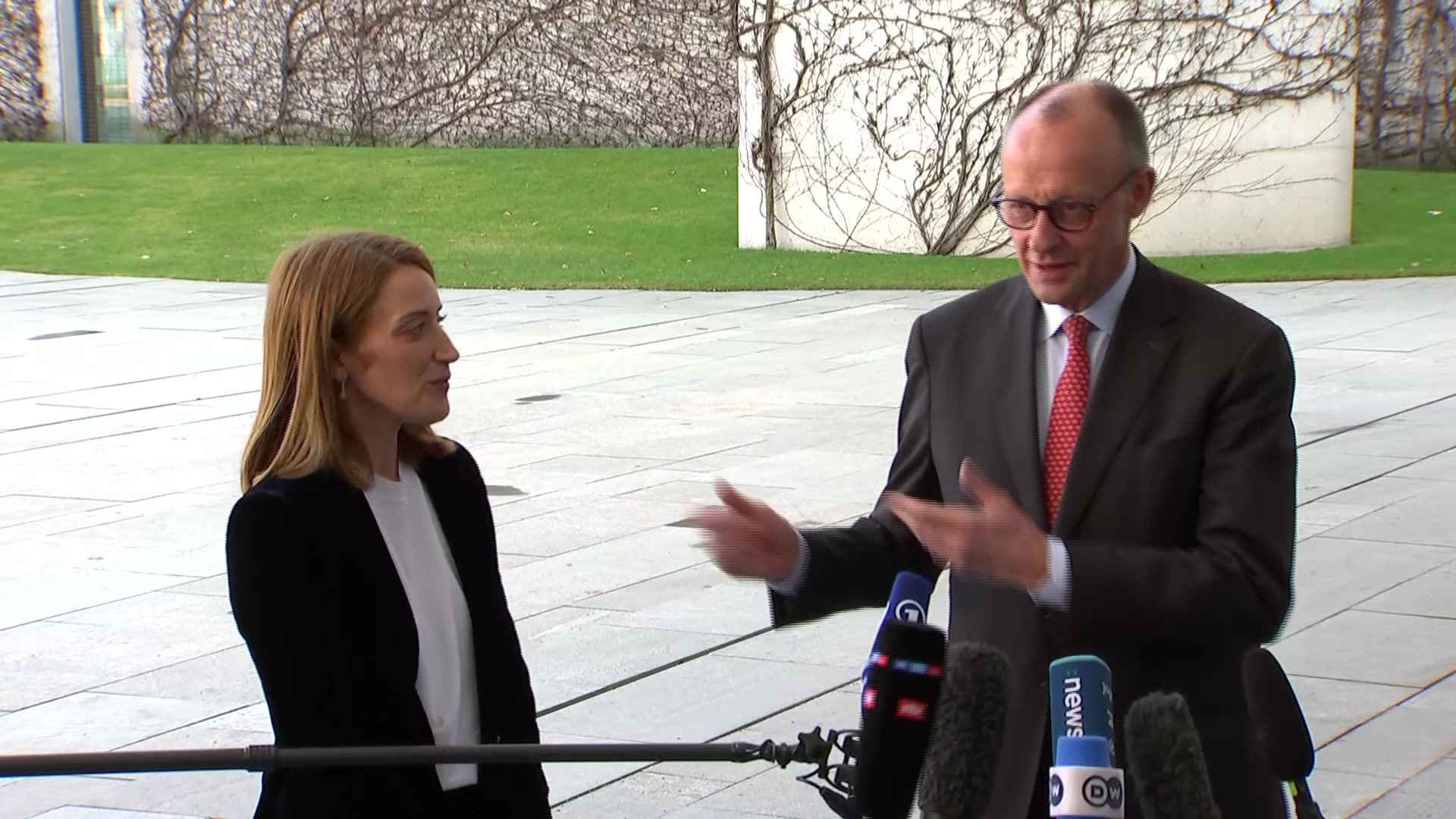 Official Visit by Roberta METSOLA, EP President to Berlin (Germany) - Meeting with Friedrich MERZ, German Federal Chancellor: arrival and joint doorsteps